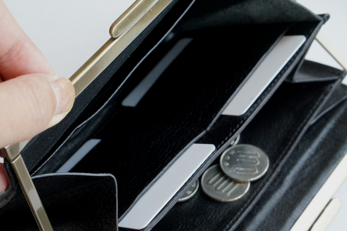 カードポケットは下に突き抜ける形状で、お財布内の厚みが出にくい仕様です。